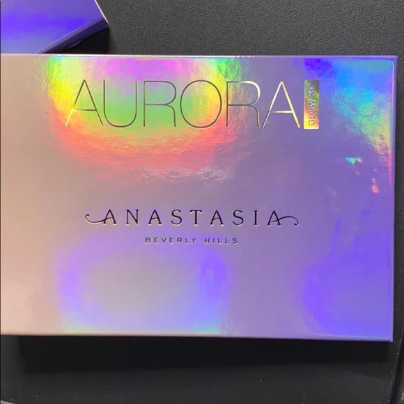 🚫[SOLD]🚫 Never Used ABH “Aurora” Glow Kit - Picture 2 of 5